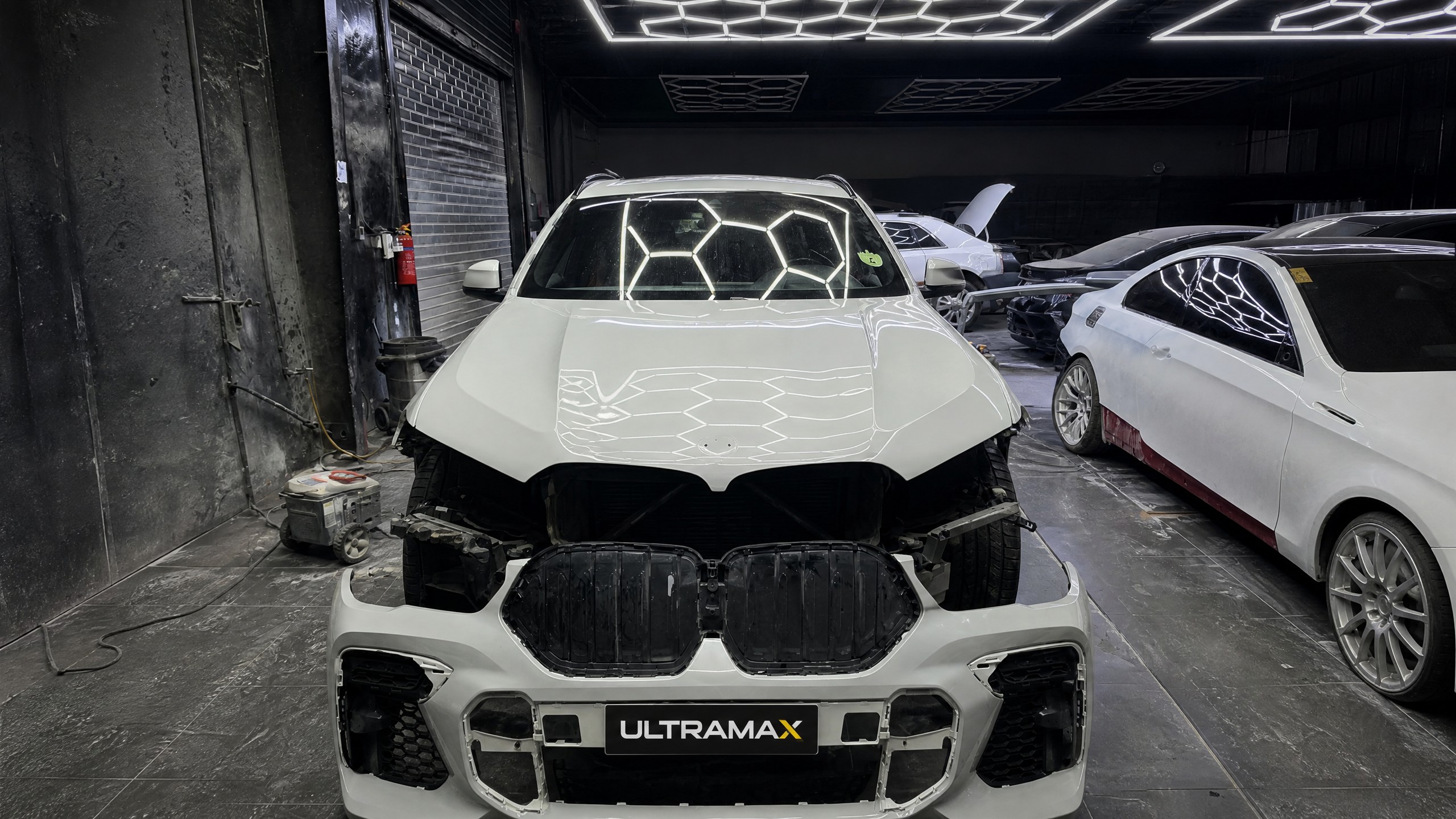 سيارة BMW بيضاء بفيلم حماية مقصوص بنمط سداسي